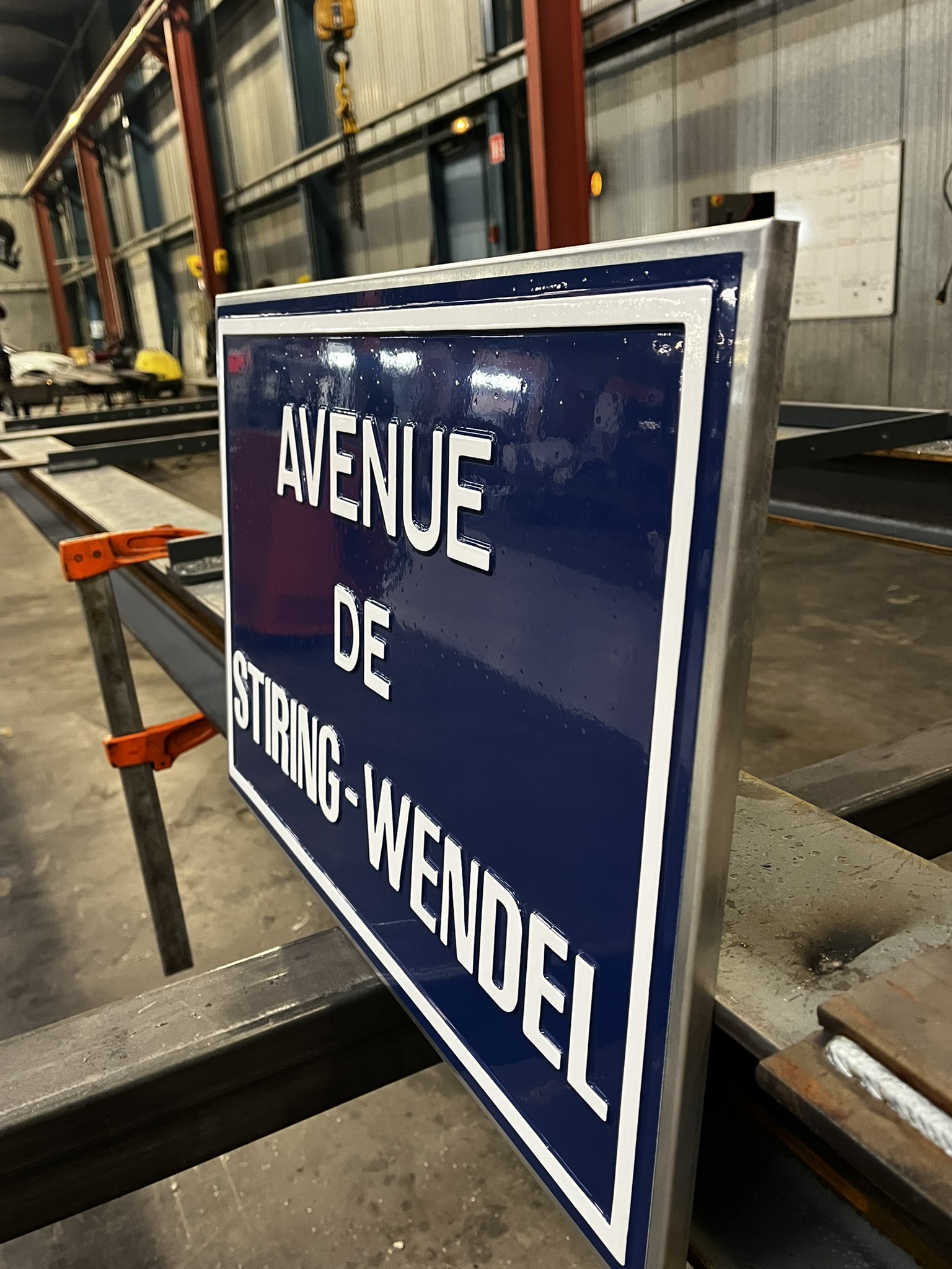 Panneau de rue à relief